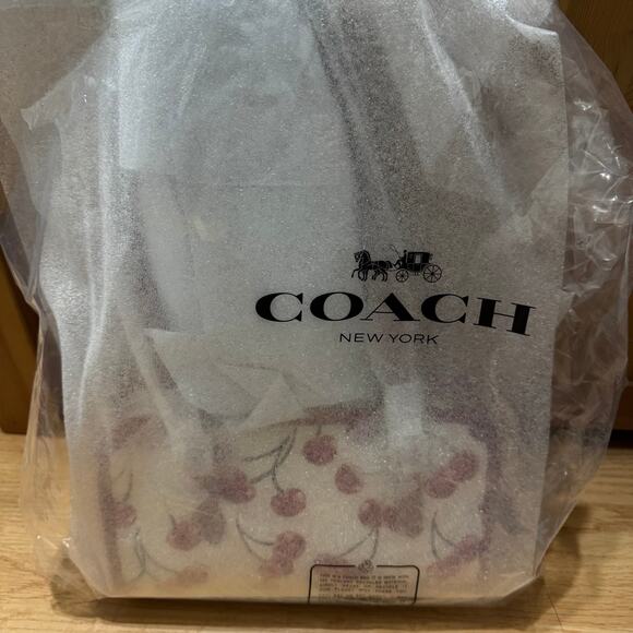 ❤️ Coach Swing Zip Bag With Cherry Print - Picture 6 of 9